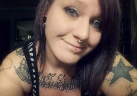 美国女子不慎被蛇穿过耳洞, 卡在耳朵动弹不得, 被送往医院求助!