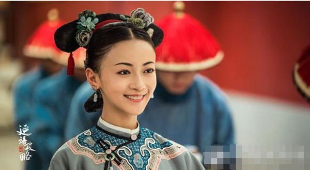 吴谨言最新照片被指脖长“两米”, 肤白貌美, 可是一双手却忘了P
