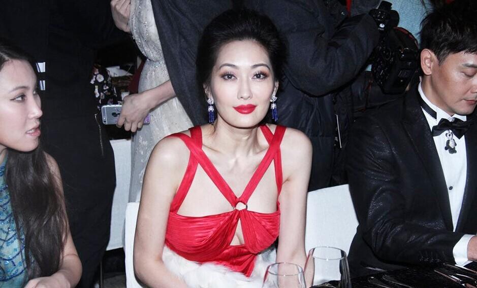 她是《神雕侠侣》中的李莫愁, 被前男友骗光财产, 转身嫁十亿富豪