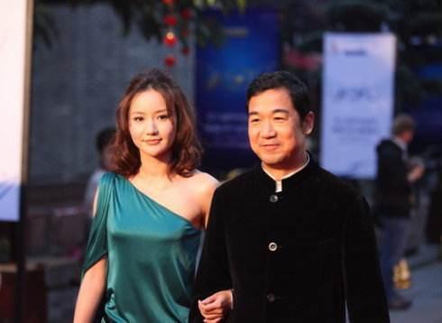 她师从张国立被力捧, 后成达芙妮老板娘, 多年不红只因撞脸