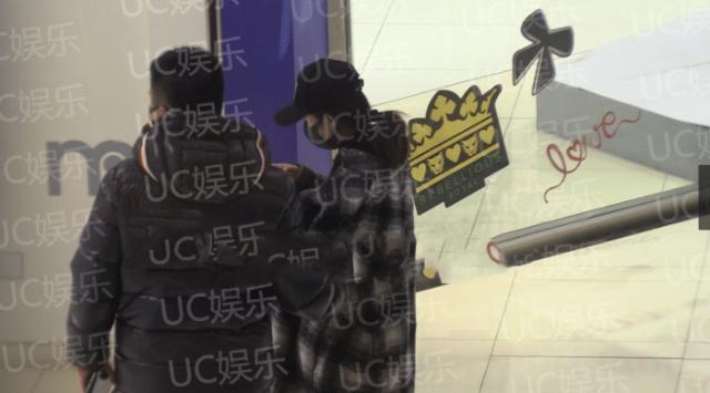 “准妈妈”赵丽颖挺孕肚一个人逛婴幼店, 不见冯绍峰陪伴!