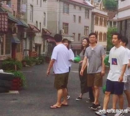 angelababy倪妮合体录节目, 亲密无间! 网友: 假闺蜜真较劲?