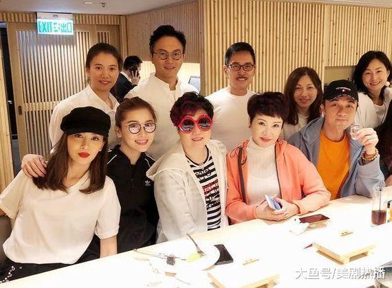 刘嘉玲演舞台剧, 半个娱乐圈都来捧场! 网友: 当年的巨星都老了!