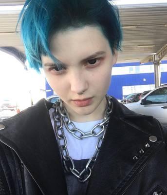 18岁网红少女, 她的发型一星期换一次!