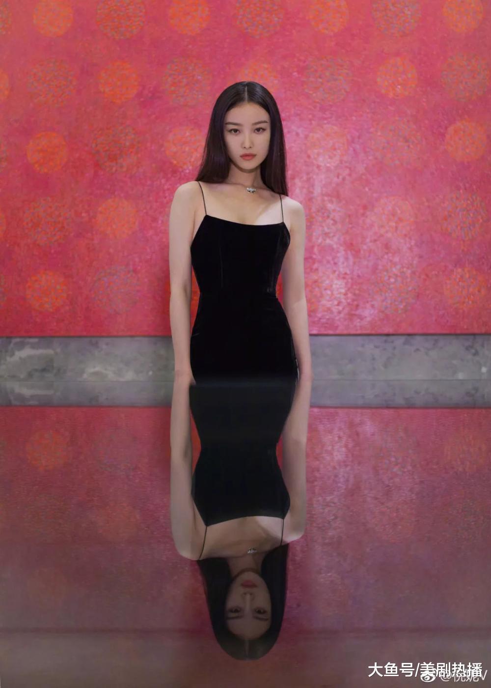 ELLA30周年众女星同台斗艳, 刘雯张梓琳靠边站, 杨颖却站C位?