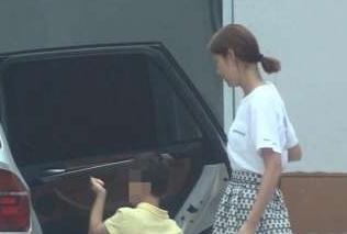 网传王宝强恋情疑似曝光? 和一高挑女子送儿子回家, 散步至深夜