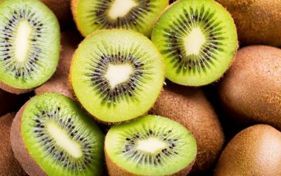 小男孩驼背脊柱弯曲, 医生: 这种“抱孩子”的方法一定要改