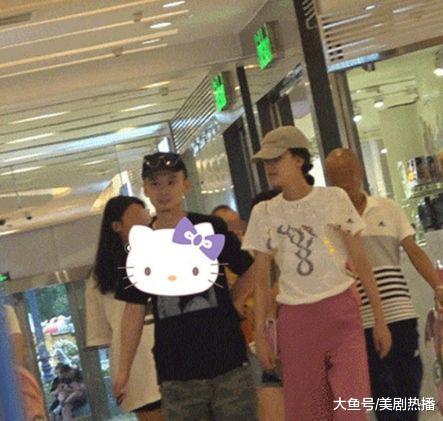 董子健孙怡携女儿出行, 大福长相首曝光! 网友: 俩人谁也不抱孩子