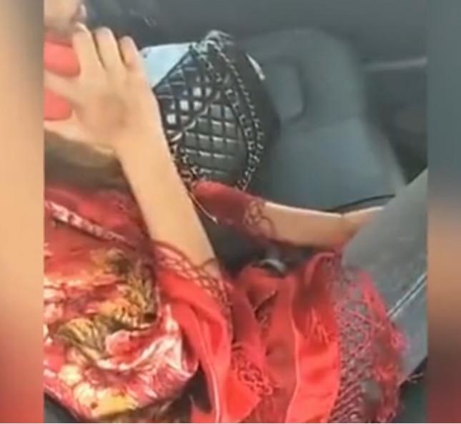 女子约车之后, 一上车就干这事, 司机面红耳赤的把她赶下了车! 网友: 厉害了, 司机大哥