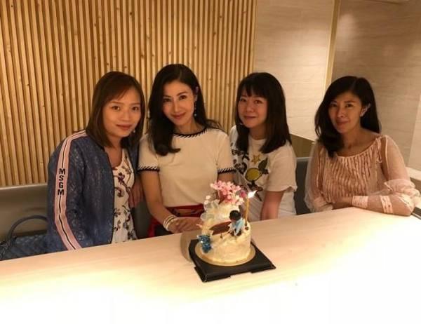 李嘉欣提前庆祝48岁生日冻龄如30岁 蛋糕装饰暴露爱好