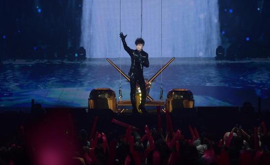 古巨基演唱会上不慎跌落舞台中心大窟窿, 十分钟后重返舞台