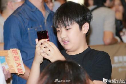 不只费曼王诗龄, 林志颖晒泳照, 网友发现kimi也变胖有水桶腰了!