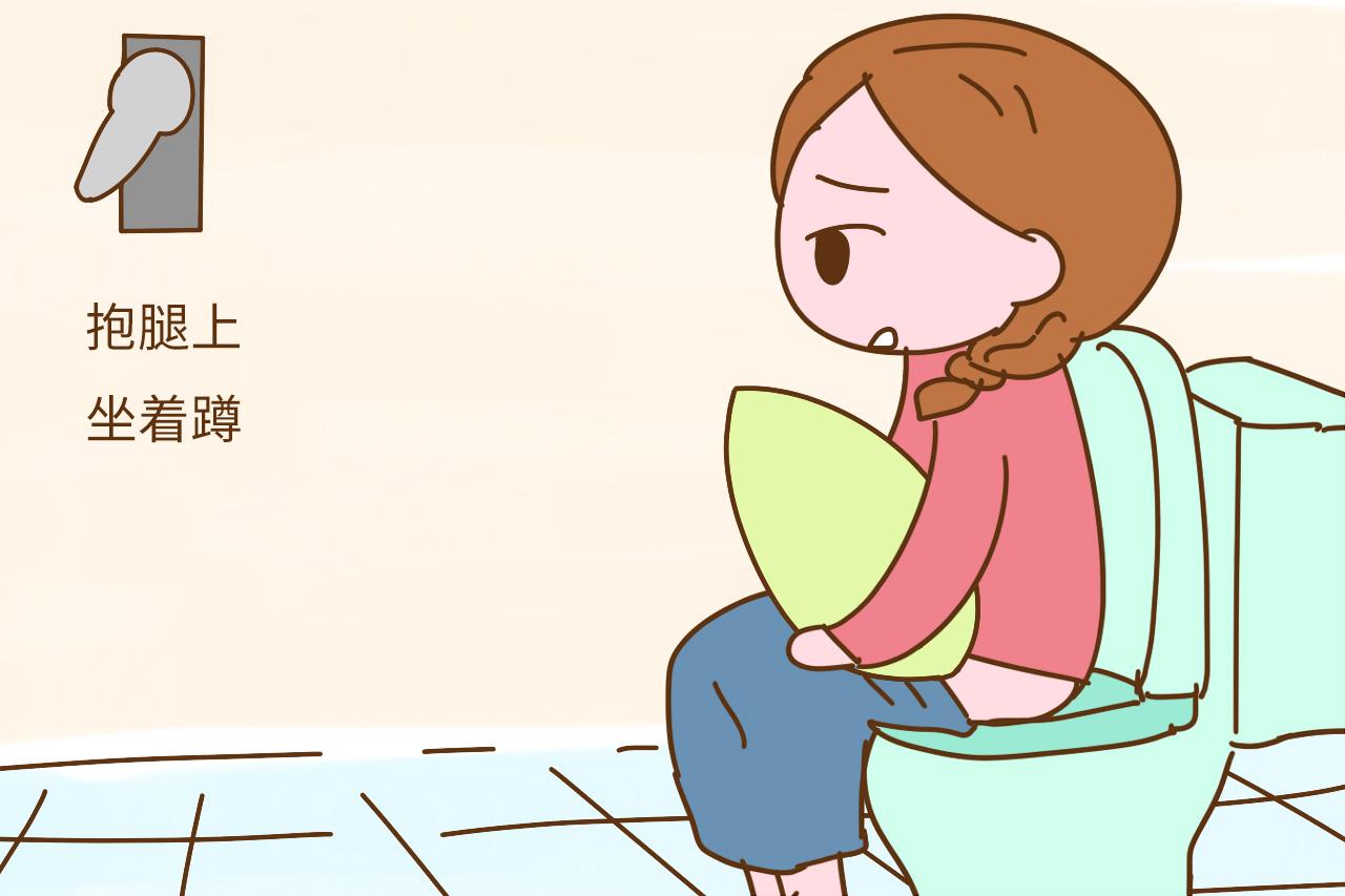 独自带娃上厕所时怎么办? 宝妈: 能咋的, 娃抱腿上坐着