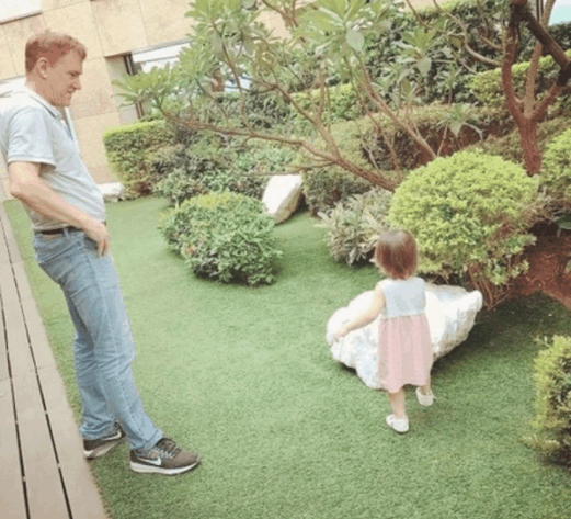 昆凌晒和老爸一起用餐照, 网友: 这爸爸太年轻了吧