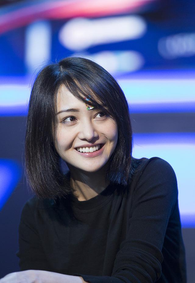 郑爽清爽短发衬托少女气息 烟熏妆扮酷大胆玩突破