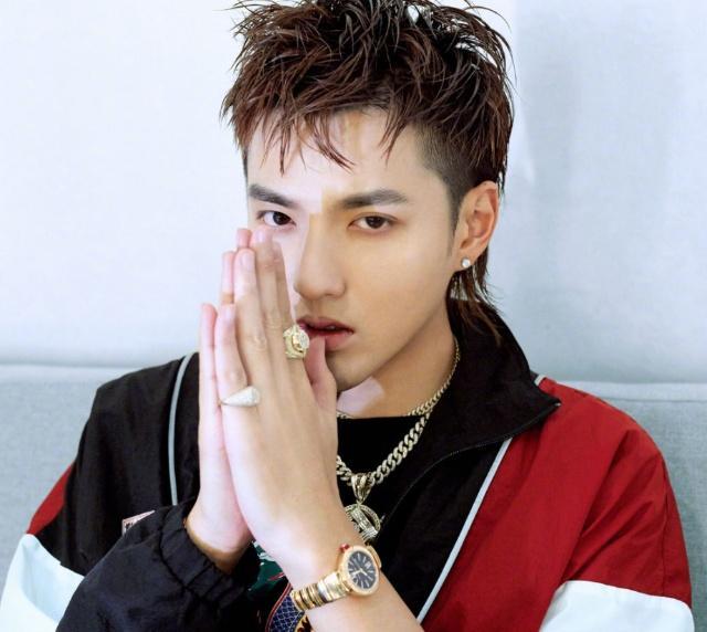 吴亦凡新造型曝光, 金色长发垂肩, 粉丝狂赞简直就是“人间仙子”