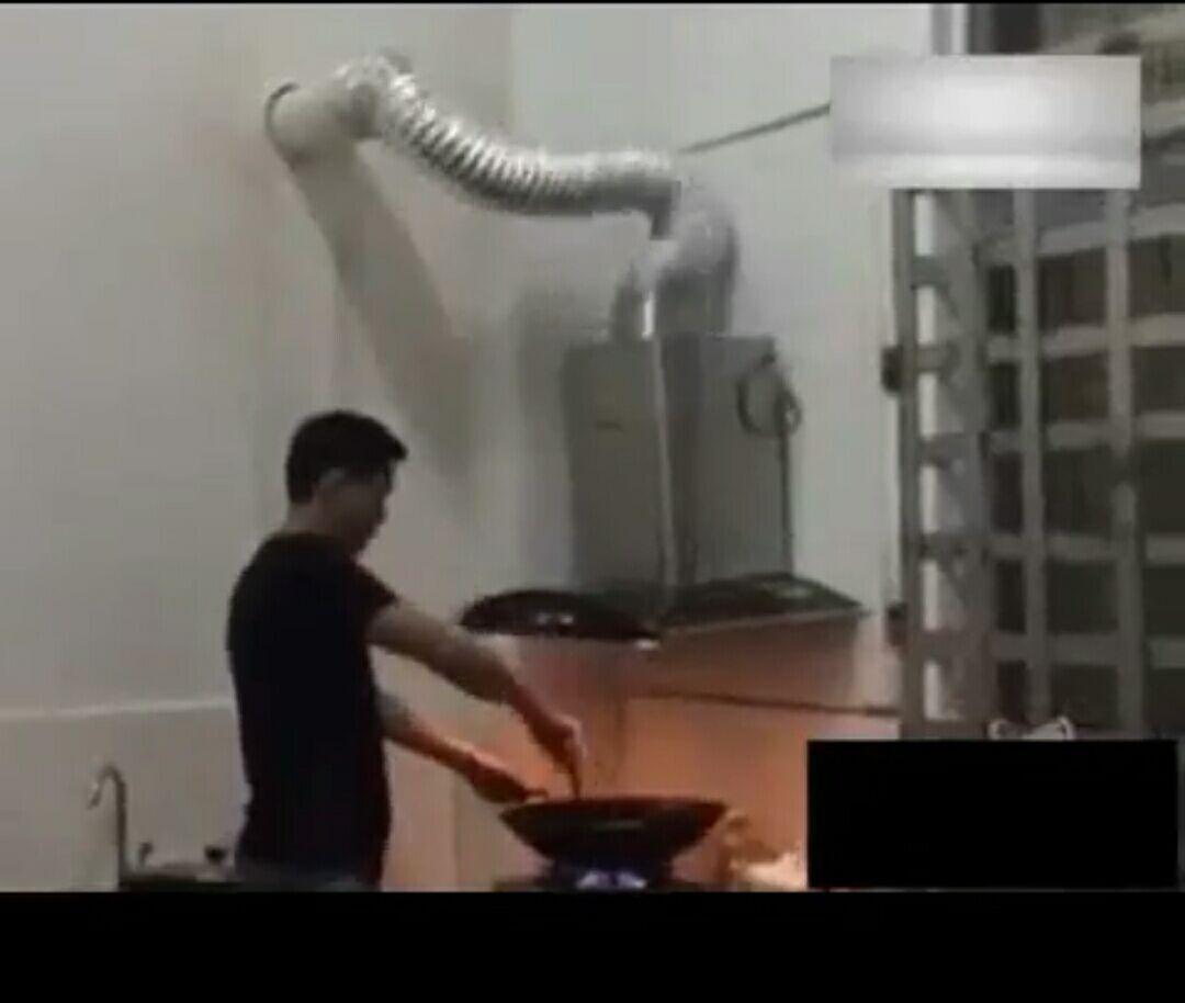 男子家中正在炒菜, 发生这样的画面