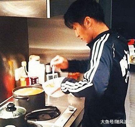谢霆锋深夜开直播, 突然惊慌关掉镜头, 网友: 我们全都看到了!