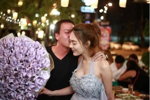 女子收到男友送的“鲜花”, 接过来感觉很轻盈, 仔细一看却笑了