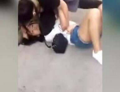 17岁第三者大街上被人抓住, 原配拿出黑色圆棍, 路人直呼: 当街这样过分了!