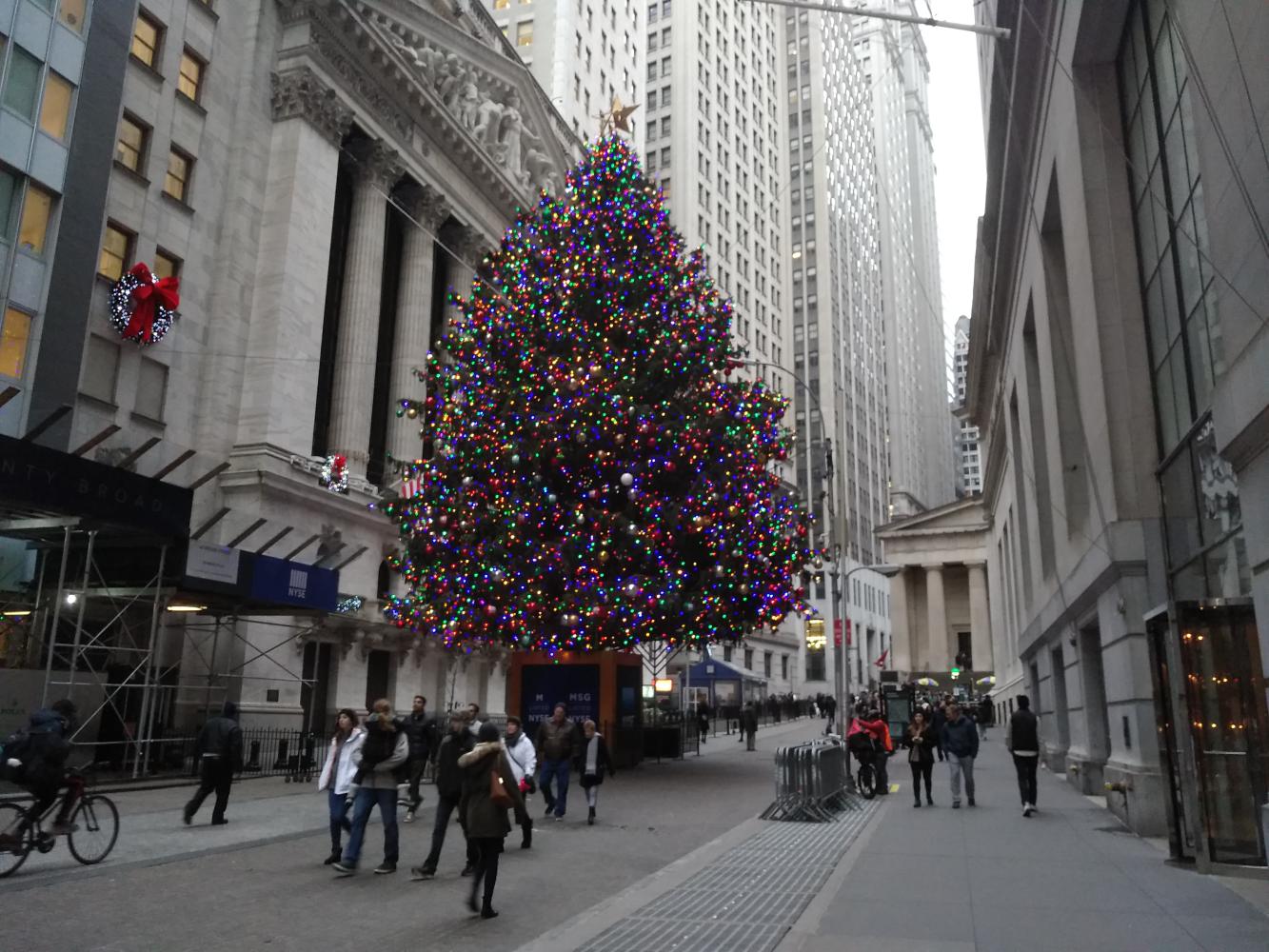 距离圣诞节还有三周，纽交所门前
