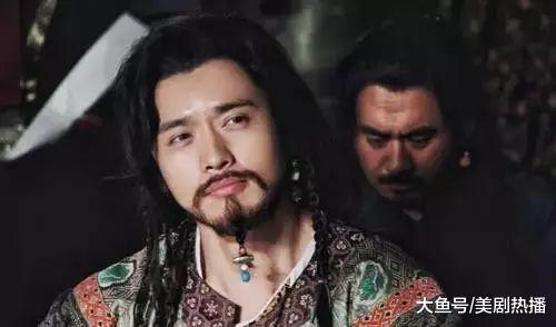 高云翔获保释后首次现身, 董璇穿情侣装陪同前往警局! 恩爱依旧!