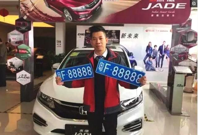 土豪得到了88888车牌, 发了217万, 但是一看他的座驾真是太可爱了