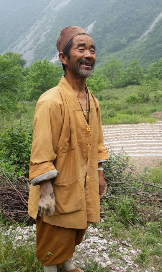 农村70岁光棍老人隐住深山, 一天一餐过午不食, 称为了找回真我