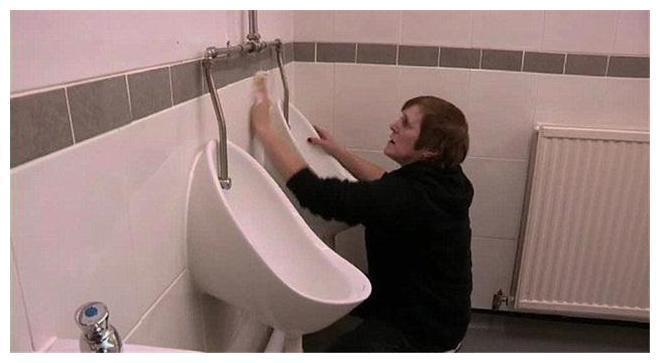 为了满足女儿的奢侈要求, 英国母亲做三份工作维持生活