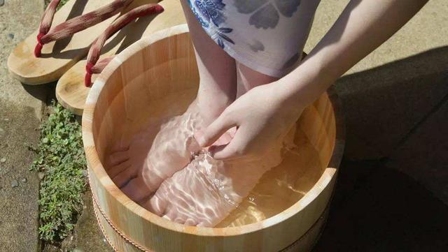 入伏之后, 他用姜盐水泡脚, 15天后身体出现奇妙变化!