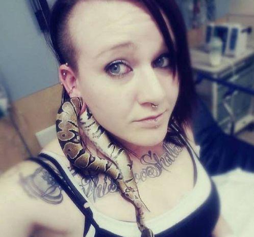 美国女子不慎被蛇穿过耳洞, 卡在耳朵动弹不得, 被送往医院求助!