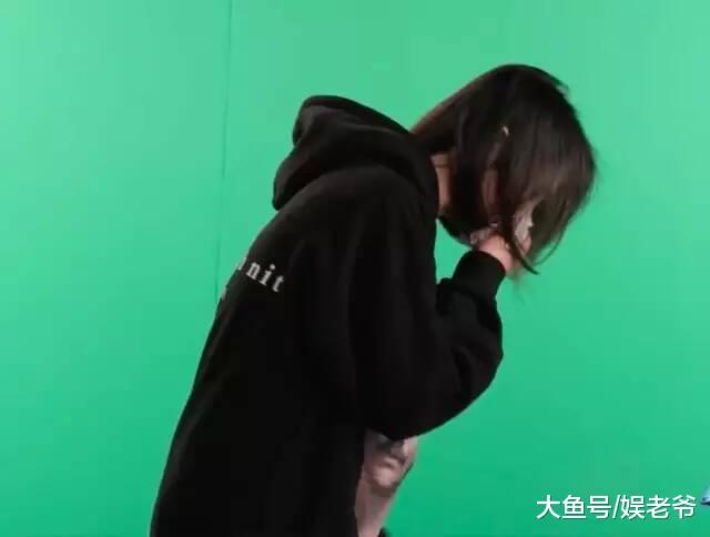 郑爽又出幺蛾子! 《铁甲》中痛哭失声, 网友却不买账直呼圣母?