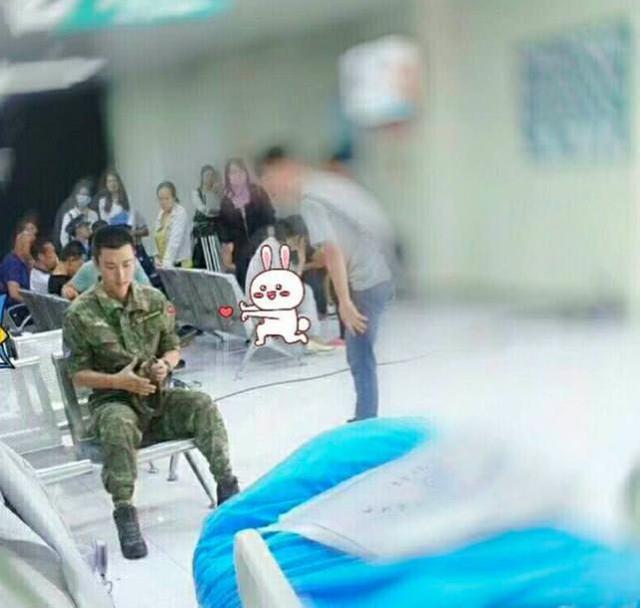 贾乃亮为粉丝签名网友感慨瘦太多了, 可他这张撑伞照却看哭了网友