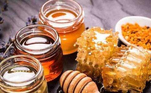 女人乳腺疼痛有硬块? 这3类食物最好少吃点, 贪吃容易让增生恶化