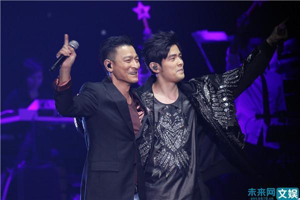 天王见天王 刘德华惊喜助阵周杰伦演唱会粉丝激动尖叫