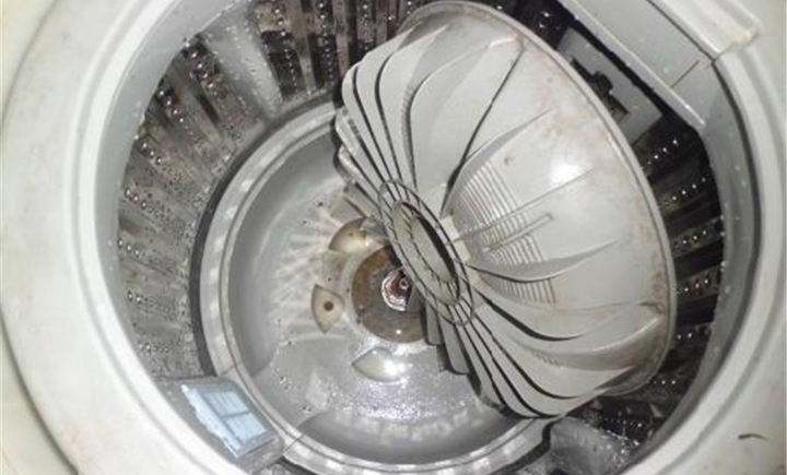 洗衣机要常“清洗”, 把这“污水盒”打开, 脏东西哗哗流出来!