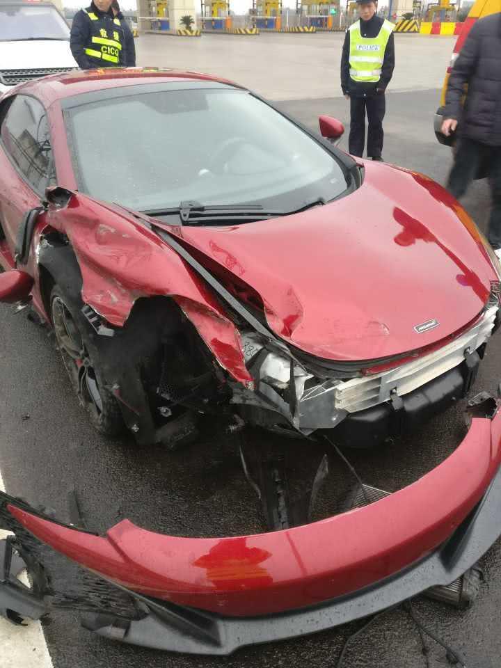 男子驾驶300多万的跑车去上牌, 一脚油门下去损失百万! 网友: 有钱就是任性