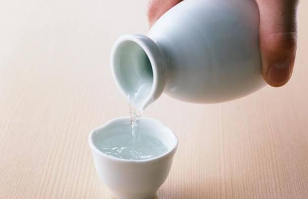 坚持每天喝杯白酒, 20年后会怎样? 一天一杯白酒原来有这么多好处
