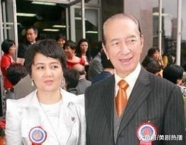 26岁嫁68岁老公, 从舞女到身家百亿, 她是如何征服赌王何鸿燊的?