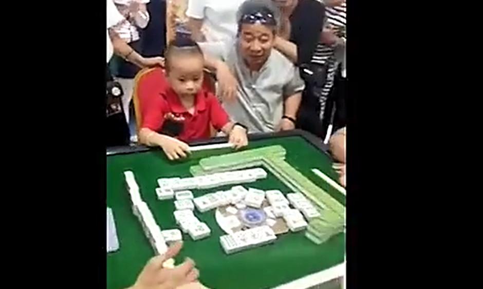 5岁熊儿子打麻将比我都6, 公公在后面震场, 我该怎么办? 在线急等