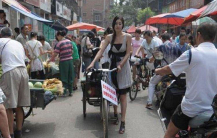 美女在街上推车卖豆腐, 看见他车前挂的牌子居民议论纷纷