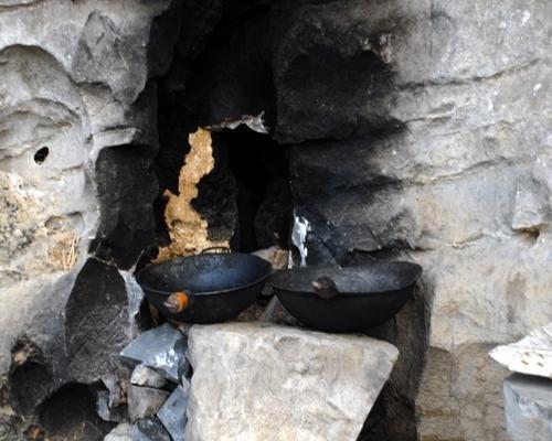 农村男子被“压”在山下, 每天只吃一顿饭, 他却说很好