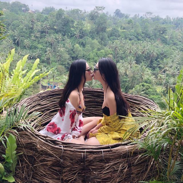 东航空姐与潘玮柏分享同款皮箱被曝恋情 长相清甜身材傲人