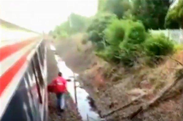 小哥坐火车被困荒郊野岭叫披萨 外送员跋山涉水满足客户要求