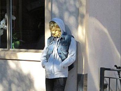 街上看到奇怪的男人, 吓的赶紧报警, 男人的话让人们感到奇怪