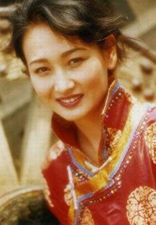 她是斯琴高娃接班人, 前夫腾格尔娶小娇妻事业翻新, 而她至今单身
