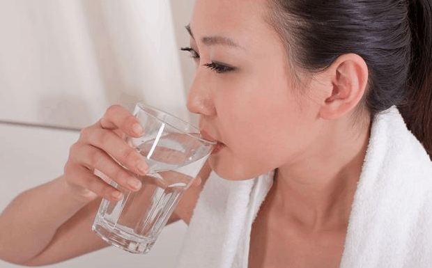 晨起第一杯水, 喝对有益, 喝错有害! 3种水多喝, 1种水要禁止