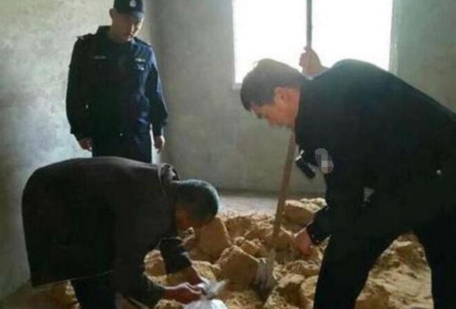 农村老汉把钱埋在地下, 觉得这样很安全, 但再挖出来后他却哭了