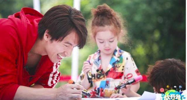 41岁言承旭隔17年再演《流星花园》, 拥着187cm的杉菜太辣眼睛!
