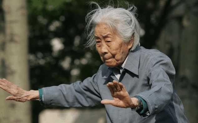 70岁大娘三个儿子却无人赡养 大娘流泪: 我养你小, 你怎不养我老